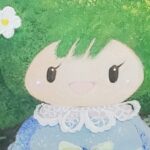 ばいかもちゃん™が優しく微笑むメインビジュアル。清流に咲く梅花藻をモチーフにしたオリジナルキャラクターで、MIYUKI ART GALLERYが制作しています。